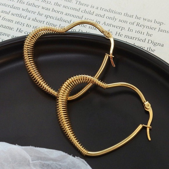 Heart hoop earrings - Picture 2 of 4